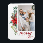 Íman Watercolor Poinsettia Botânica Feliz Natal<br><div class="desc">Feliz e brilhante! Celebre o Natal com este ímã de fotos de Natal com aquarelas. Apresenta a terra floral de cor-de-água das poinsettias vermelhas,  pinecones,  bagas e verde. Personalize adicionando fotos,  nomes e mensagens. Este ímã botânico de fotos de Natal está disponível em outros estoques de cartão.</div>