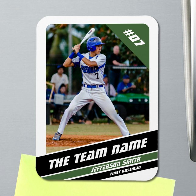 Íman White Green Personalizável do Jogador de Baseball (Baseball Player Magnet in White with Custom Team Name and Black Green Stripes)