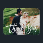 Íman White Lettering Modern Foto Casamento Obrigado<br><div class="desc">Expresse a sua gratidão com o nosso obrigado personalizável de casamento fotográfico, seu imã, com elegante caligrafia moderna. Este design combina perfeitamente o sentimento pessoal com o estilo contemporâneo, fazer-o da forma perfeita de obrigado aos seus convidados para partilharem no seu dia especial. Mostre suas fotos favoritas de casamento adicionando...</div>