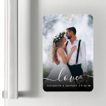Íman White Script de Foto de Amor de Casamento Personal<br><div class="desc">Celebre o seu casamento com este ímã flexível de manutenção, que inclui a palavra "amor" em um elegante roteiro branco de escrita manual com balanços no começo e no fim. Personalize-o com seus nomes e data de casamento, e substitua a imagem de amostra pela sua foto favorita de casamento. Um...</div>