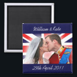Íman William & Kate Royal Wedding Kiss Magnet<br><div class="desc">Um tributo ao casal real - Príncipe William e Catherine "Kate" Middleton,  agora o Duque e Duquesa de Cambridge. Celebre o casamento do século e apoie o futuro rei e rainha da Grã-Bretanha!</div>