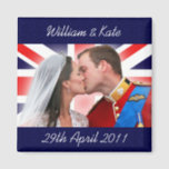 Íman William & Kate Royal Wedding Kiss Magnet<br><div class="desc">Um tributo ao casal real - Príncipe William e Catherine "Kate" Middleton,  agora o Duque e Duquesa de Cambridge. Celebre o casamento do século e apoie o futuro rei e rainha da Grã-Bretanha!</div>