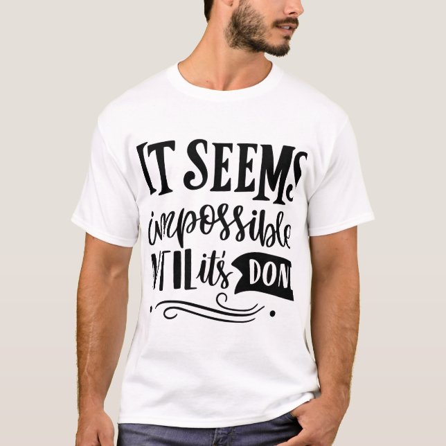 Impossível até concluído - T-Shirt Bold Edition (Frente)