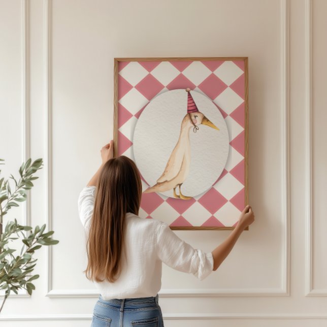 Impressão de Arte de Muro de Ganso de Bobo Rosa (Coquette-inspired pink nursery with a framed silly goose art print on a beige harlequin background)