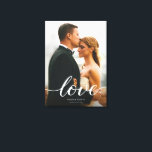 Impressão de Foto de Casamento de Script de Amor p<br><div class="desc">Celebre a sua história de amor com esta canvas de fotos de casamento da impressão moderna, apresentando seu retrato favorito de casamento, seus nomes e data de casamento em um roteiro elegante. A camada de caligrafia do "amor" que se segue adiciona um toque romântico, criando um eterno para sua casa....</div>