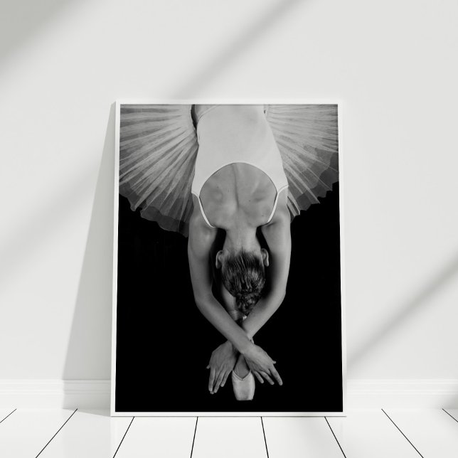 Impressão de Poster Ballerina Preta e Branca (Black and White Ballerina Poster Print in white frame on wooden floor.)