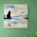 Impressão de tela estendida<br><div class="desc">41 cm x 41 cm (16" x 16") Tela de impressão. Uma representação minimalista de uma silhueta de gato, sentada calmamente ao lado de um lago tranquilo na borda de um campo de papoila, com reflexões sobre a água. Montanhas azuis à distância Linhas simples e formas para representar o lago...</div>