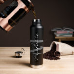 Impressão do frasco isolado para bebidas quentes o<br><div class="desc">Impressão o frasco isolado para bebidas quentes ou frias. Modelo de design branco e preto elegante com monograma personalizado. garrafa de água na moda para chá, café e muito mais. Mude para a sua cor favorita. Personalize com seu próprio nome ou texto. Excelente para trabalho, escritório, esportes, viagem e muito...</div>