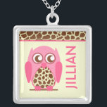 Impressão do girafa & coruja cor-de-rosa colar<br><div class="desc">Uma colar que caracteriza uma ilustração de um impressão do girafa e de uma coruja cor-de-rosa.  Beira de harmonização na parte superior.  Personalize com seu nome no direito no rosa.  Artigos de harmonização Look for no Paperie de Jill.</div>