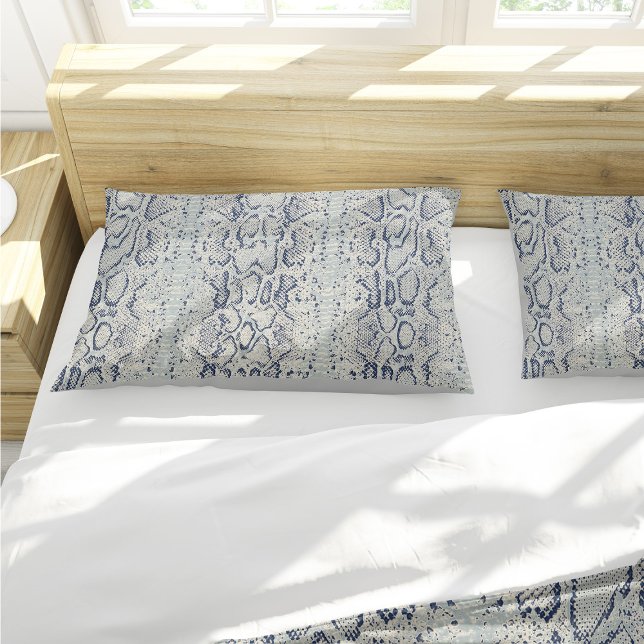 Impressão em animais de cinza e Cobra azul (Grey and Blue Snake Skin Print Pillow Case by Looly Elzayat)