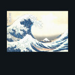 Impressão Em Tela A onda do Excelente na Arte Japonesa Kanagawa Ukiy<br><div class="desc">Esta arte icônica de Katsushika Hokusai é uma de suas obras mais famosas, e sua popularidade global continua crescendo. A trabalho de arte representa dois barcos cheios de marinheiros japoneses diante da imensa onda de Excelentes. A onda parece estar prestes a engolir os barcos por completo, ameaçando consumir os marinheiros....</div>