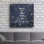 Impressão Em Tela Aqui está para tolos que sonham com estrelas Doura<br><div class="desc">"Aqui estão os tolos que sonham." Seja um daqueles que sempre deixa o seu otimismo controlar a sua visão e as suas aspirações. Esta canvas rica, moderna, gráfica e minimalista combina tipografia branca, san-serif e escrita por caligrafia, contra um fundo denim de marinho profundo, aspergido com estrelas falsas de folha...</div>