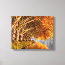 Impressão Em Tela Árvores Planas do outono sobre um lago
