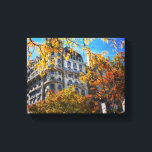 Impressão Em Tela Autumn Deixa o prédio da Arquitetura NYC em Nova I<br><div class="desc">Apresenta uma fotografia a cores do prédio do apartamento da Ansonia no Upper West Side original em um dia de queda nítido, como visto através de folhas de outono vibrantemente coloridas. Excelente para quem vive ou ama o outono em Nova Iorque! Muitas outras fotografias e ilustrações da NYC também estão...</div>