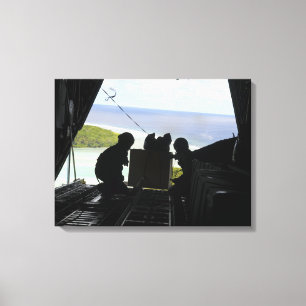 Impressão Em Tela Aviões empurram uma palete de mercadorias doadas