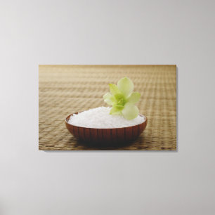 Impressão Em Tela Bacia de arroz com uma flor em uma esteira de