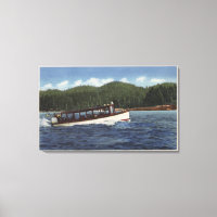 Barco de Excursão no lago
