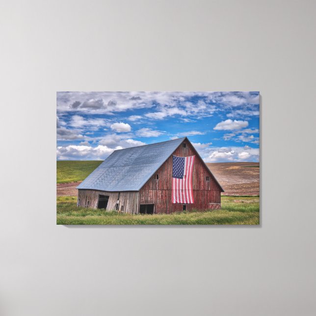 Impressão Em Tela Barn com bandeira americana | Colfax, Washington (Frente)
