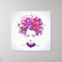 Belo retrato de mulher com cabelo de borboleta