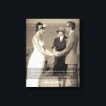 Impressão Em Tela Bênção do Casamento Fotográfico de Cotação de Mãos<br><div class="desc">A Bênção das Mãos é um belo poema frequentemente lido em casamentos e seguimentos civis. Aqui, a primeira estança ("Estas são as mãos do seu melhor amigo ... ") é escrita em um roteiro elegante contra um fundo preto semitransparente. Adicione sua foto favorita de casamento e sua data de casamento...</div>