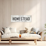 Impressão Em Tela Casa e Cidade Modernas Russas<br><div class="desc">Elevem seu espaço com nosso fino Sinal de Homestead da Parede Estreita de Canvas, onde o charme de eterno encontra a estética moderna da fazenda. Esta peça de arte combina facilmente elegância rústica com uma borda industrial, apresentando um fundo branco esfarrapado e afugentado que exude uma sensação de história através...</div>