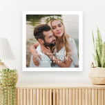 Impressão Em Tela Casamento de Foto entre o Elegante White e a Sra.<br><div class="desc">Elegante monograma de canvas de arte mostra uma foto da noiva e do noivo com cobertura de texto branco. O texto personalizado inclui "Sr. e Sra." em um roteiro de caligrafia moderno com sobrenome casado e texto de data de casamento em estilos de serifa clássicos. Faz um belo presente de...</div>