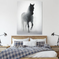 Cavalo Negro Misterioso Emergindo da Névoa