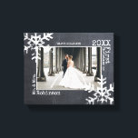 Impressão Em Tela Chalkboard Snowflake Foto de Natal Recém-casada<br><div class="desc">Personalize esta canvas com uma foto de casamento ou uma foto de você e seu novo marido ou esposa curtindo a vida juntos. Perfeito para os recém-casados,  esta canvas apresenta flocos de neve e fontes de máquina de escrever em apuros.</div>