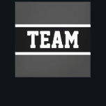 Impressão Em Tela Cinzas escuras escuras e atléticas, de cor branca,<br><div class="desc">Este design atlético apresenta dentro de texto em formato TEAM ousado uma faixa preta larga realçada com pinstripes brancas contra faixas de fundo de cinza escura. O texto pode ser personalizado.</div>