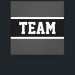 Impressão Em Tela Cinzas escuras escuras e atléticas, de cor branca,<br><div class="desc">Este design atlético apresenta dentro de texto em formato TEAM ousado uma faixa preta larga realçada com pinstripes brancas contra faixas de fundo de cinza escura. O texto pode ser personalizado.</div>