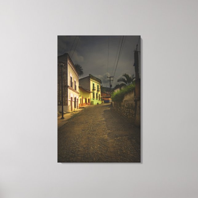 Impressão Em Tela Cobblestone Road e edifícios amarelos no México (Frente)