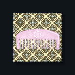 Impressão Em Tela Comb de lavanda sobre fundo de chocolate<br><div class="desc">Um belo pente lavanda senta-se num fundo de chocolate nesta impressão por Megan Meagher. Designs florais espiam por trás do pente,  que também tem uma flor adorável nele. Um presente excelente para modistas ou amantes de roxo!</div>