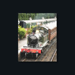 IMPRESSÃO EM TELA COMBOIOS DE VAPOR<br><div class="desc">Um trem a vapor bem restaurado e carruagems de uma era passada chegando à estação de trem. Inglaterra Reino Unido.</div>