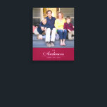 Impressão Em Tela Cor Editável Cursiva O Nome Da Família Foto<br><div class="desc">Cursivo O impressão de canvas de de Fotografia do Nome da Família com cor de fundo editável (clique em personalizar para mudar de cor) com o nome da família em uma fonte elegante e cursiva e abaixo de uma linha fina, indique o título da sua foto como quando sua família...</div>