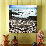 Impressão Em Tela Coral Love Heart Hawaii Black Sand Beach Foto<br><div class="desc">"Amor", relaxe, e aproveite a beleza desta princesa praia de areia negra em Big Island enquanto você olha para esta impressão canvas da costa havaiana. Tenho sorte de ter visto este coração "amoroso" feito de rochas de coral, enquanto caminhava nesta praia no final da tarde. Você pode personalizar facilmente esta...</div>