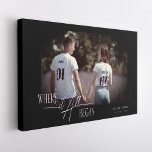 Impressão Em Tela Data de Casamento do Noivado do Aniversário de Fot<br><div class="desc">Celebre sua história de amor com uma tela de data de casamento do Noivado de aniversário de fotos moderno personalizada. Esta impressionante tela de desenho mostra uma bela foto do casal feliz, juntamente com a data especial que marca o início de sua eternidade. O design moderno e na moda faz...</div>