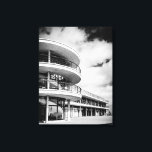 Impressão Em Tela De La Warr Pavilion Art Deco Architecture<br><div class="desc">A impressionante e icônica arquitetura modernista do Pavilhão De La Warr (construído em 1935) em Bemoill, East Sussex. Este edifício internacional de Estilo/Arte Deco foi projetado pelos arquitetos Erich Mendelsohn e Serge Chermayeff</div>
