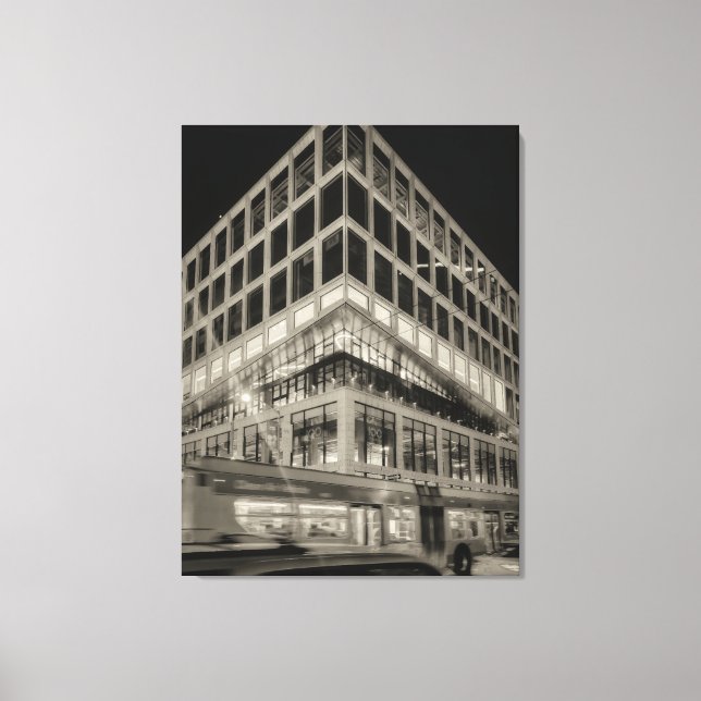 Impressão Em Tela Edifício moderno preto e branco à noite (Frente)