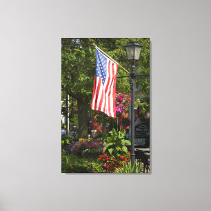 Impressão Em Tela EUA, Nova York, Lewiston. Bandeira americana anexa