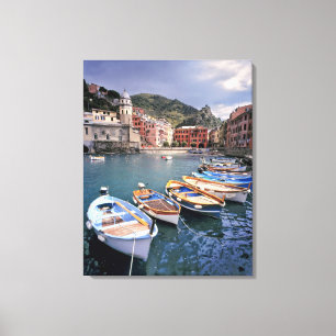 Impressão Em Tela Europa, Itália, Vernazza. Barcos pintados de cores