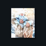 Impressão Em Tela Família | Tipografia Branca Moderna com sua Foto<br><div class="desc">Esta tela de desenho moderna e minimalista apresenta sua própria foto,  com uma camada branca que diz "família" em tipografia branca moderna.</div>