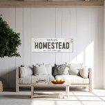 Impressão Em Tela Farmhouse Rustic Modern Homestead Long<br><div class="desc">Elevem seu espaço com nosso fino Sinal de Homestead da Parede Estreita de Canvas, onde o charme de eterno encontra a estética moderna da fazenda. Esta peça de arte combina facilmente elegância rústica com uma borda industrial, apresentando um fundo branco esfarrapado e afugentado que exude uma sensação de história através...</div>