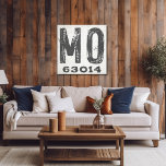 Impressão Em Tela Farmhouse Rustic State Zip Code Missouri<br><div class="desc">Este sinal rústico é uma maneira simples de mostrar seu amor por casa. O CEP pode ser personalizado com qualquer CEP no estado. Faz um presente de excelente. Criado pela imprensa simplesmente de farmácia.</div>