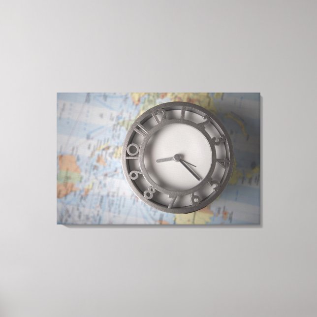 Impressão Em Tela Fechamento de um relógio em frente a um mapa (Frente)