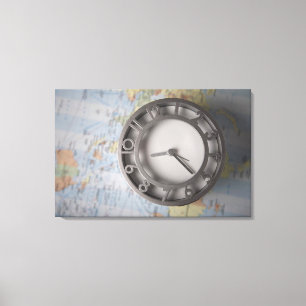 Impressão Em Tela Fechamento de um relógio em frente a um mapa