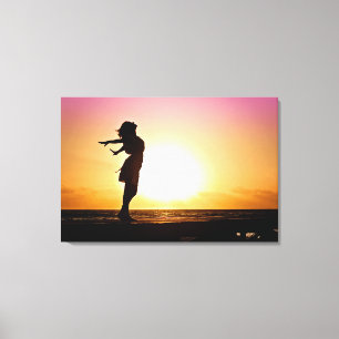 Impressão Em Tela Felicidade da Mulher no Sunset de Praia
