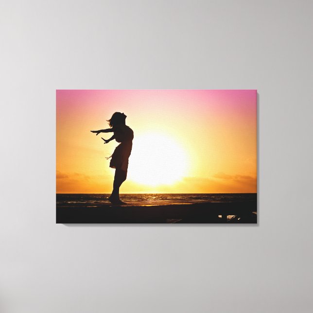 Impressão Em Tela Felicidade Feminina no Pôr do Sol na Praia (Frente)