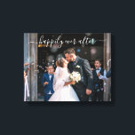 Impressão Em Tela Feliz Nunca Depois Do Casamento De Fotos Elegante<br><div class="desc">Canvas moderna da galeria de casamento com um simples design com "feliz para sempre" em um elegante roteiro manuscrito branco com balsas sobre sua foto. Você também pode alterar o texto para seus nomes. Mostre a sua imagem de noivado favorita na sua recepção ou dê isto como presente para um...</div>