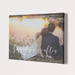 Impressão Em Tela Feliz para sempre após a elegante foto de casament<br><div class="desc">Mostre suas fotos favoritas de casamento com este impressão moderno,  com as palavras Feliz para sempre em uma bela camada de texto. Pode mudar facilmente a cor e o tamanho do texto para ajustado da sua imagem.</div>