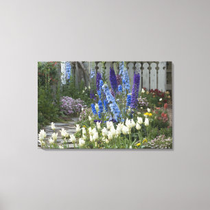 Impressão Em Tela Flores de primavera ao longo de um caminho de jard